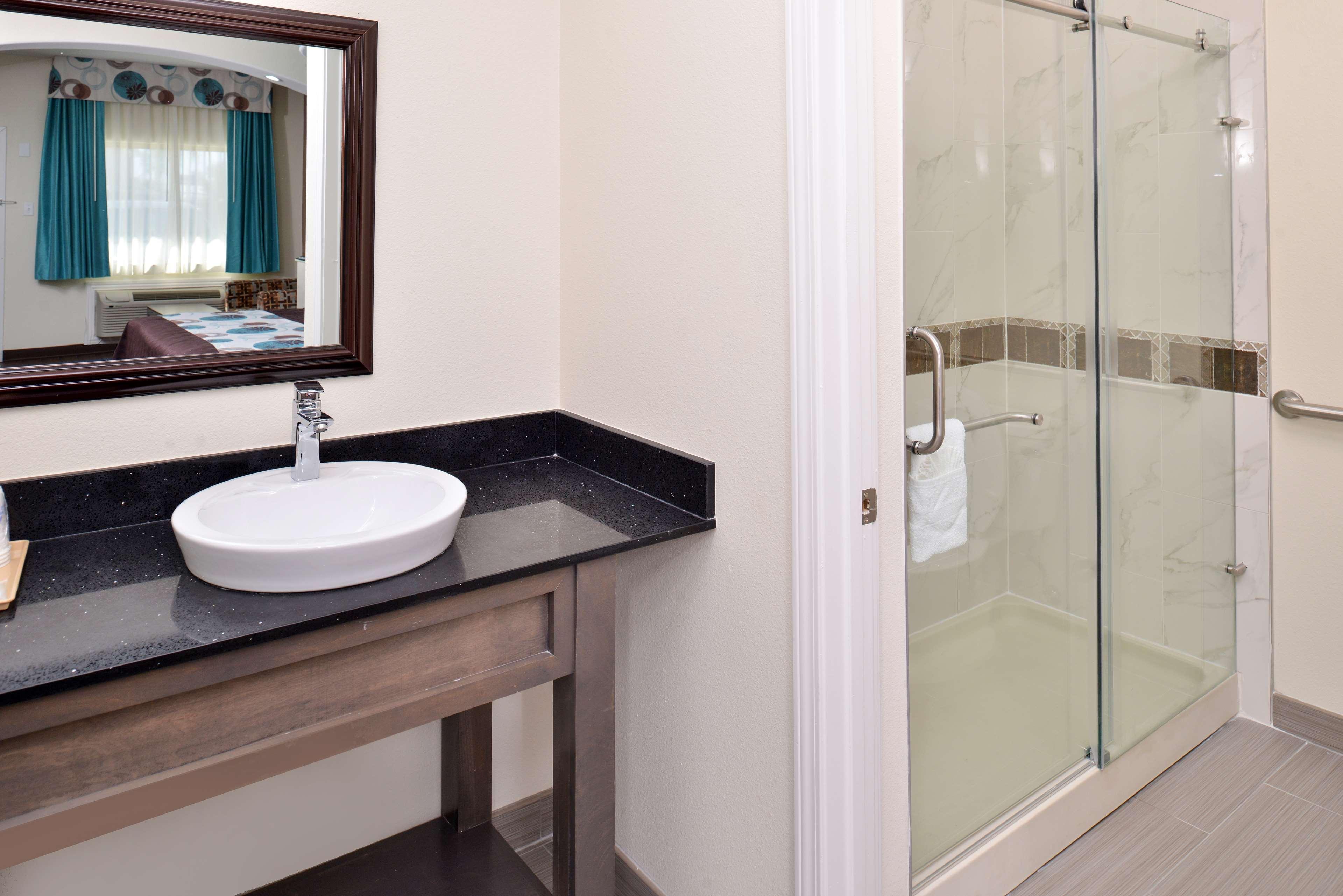 Americas Best Value Inn & Suites - Houston/Hwy 6 & Westpark Mission Bend Esterno foto